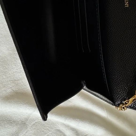 𝑪𝑨𝑺𝑺𝑨𝑵𝑫𝑹𝑨 𝑾𝑨𝑳𝑳𝑬𝑻 𝑶𝑵 𝑪𝑯𝑨𝑰𝑵 - Picture 11 of 14